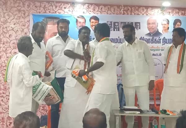சால்வையால் வந்த சண்டை; காங்., நிர்வாகிகள் கூட்டத்தில் பறந்த நாற்காலிகள்