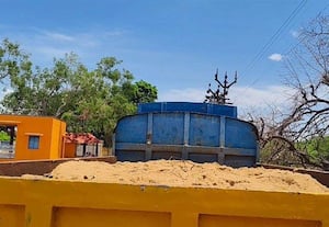  மணல் திருடிய 3 பேர் மீது வழக்கு மணலுடன் லாரி பறிமுதல்