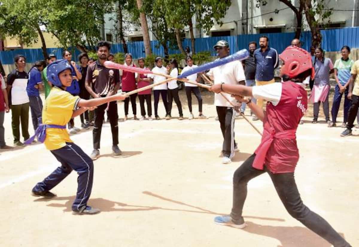பெண் குழந்தைகளுக்கு சிலம்பம் இறகுப்பந்து விளையாட்டு போட்டி