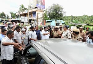  தமிழக எல்லைக்குள் வாகனங்கள் வர எதிர்ப்பு அரசியல் கட்சியினர் போலீசாரிடையே கடும் வாக்குவாதம்