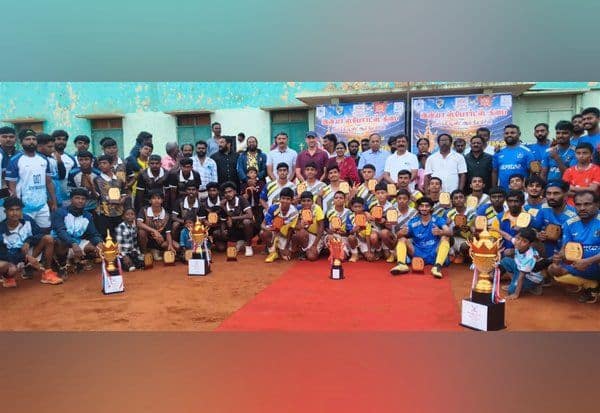  குன்னுாரில் மாவட்ட ஹாக்கி போட்டிகள் வெற்றி பெற்ற அணிகளுக்கு பரிசு