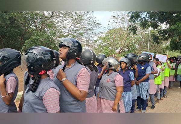  பைக்கில் பறக்கலாமா? பஸ்சில் தொங்கலாமா?