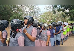  பைக்கில் பறக்கலாமா? பஸ்சில் தொங்கலாமா?