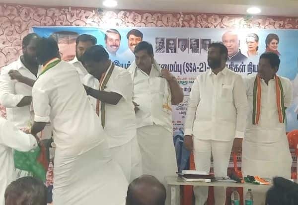  காங்., கூட்டத்தில் நாற்காலிகள் வீச்சு