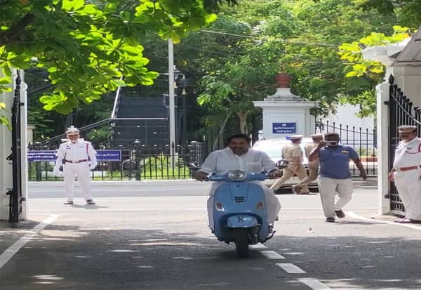 ஹெல்மெட்' அணியாமல் ஸ்கூட்டரில் வந்த புதுவை எம்எல்ஏ; ரூ.1500 அபராதம்