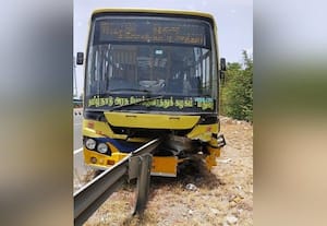  தடுப்புக் கம்பியில் மோதிய அரசு பஸ்