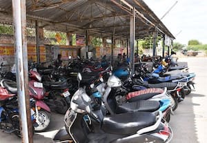  ஏழாயிரம்பண்ணை பஸ் ஸ்டாண்டில் டூவீலர்கள் நிறுத்துவதால் பயணிகள் அவதி