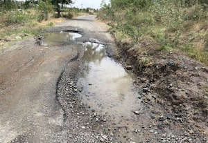  எதிர்கோட்டையில் குழாய் உடைந்து குடிநீர் வீண் சேதமாகும் ரோடு