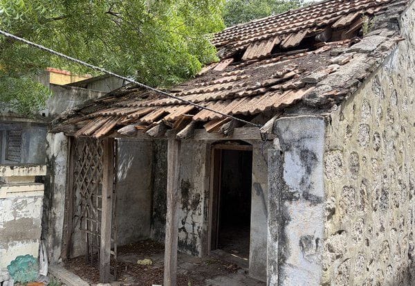  அனுப்பன்குளம் அரசு பள்ளி வளாகத்தில் சேதமான கட்டடம்
