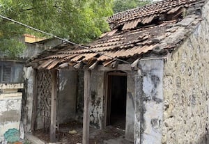  அனுப்பன்குளம் அரசு பள்ளி வளாகத்தில் சேதமான கட்டடம்