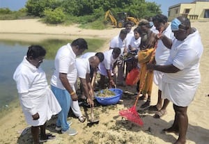  ராமேஸ்வரம் தீர்த்த குளத்தில் வீ த லீடர்ஸ் உழவாரப்பணி