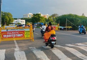  தடுப்புகளால் போக்குவரத்து நெரிசல்