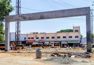  பஸ் ஸ்டாண்டில் அலங்கார வளைவு பணி இழுபறி : ஆறு மாதங்களாக அவதிப்படும் பயணிகள்