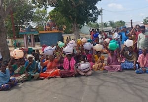  3 மாதமாக குடிநீர் இல்லை பொதுமக்கள் சாலை மறியல்