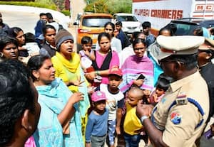  ரயில்வே குடியிருப்பில் பாதுகாப்பில்லை போலீசாரை முற்றுகையிட்ட ஊழியர்கள் குடும்பத்தினர் போலீசாரை முற்றுகையிட்ட ஊழியர்கள் குடும்பத்தினர்