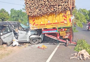 நின்ற லாரி மீது கார் மோதி விவசாயி பலி