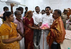  நேபாளத்திலிருந்து திரும்பியவர்களுக்கு அமைச்சர் ராஜ்குமார் ஆறுதல்