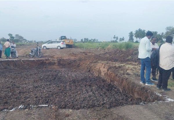 தென்கீரனுார் ஏரியில் பாலம் கட்டுவதற்கான பணிகள் துவக்கம்:விரைந்து முடிக்க பொதுமக்கள் கோரிக்கை