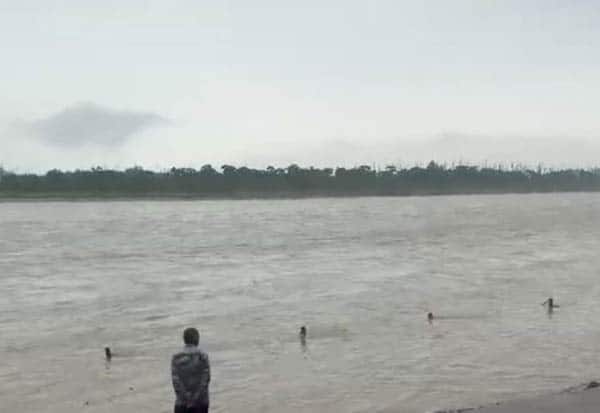 தொடர் கனமழையால் கங்கையில் கரைபுரண்டோடும் வெள்ளம்; மக்களுக்கு எச்சரிக்கை
