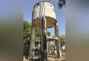  மம்சாபுரத்தில் சேதமடைந்த குடிநீர் தொட்டி: மக்கள் அச்சம்