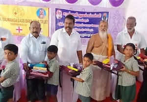  மாணவர்களுக்கு இலவச சீருடை