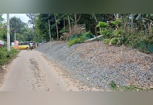  குவிக்கப்பட்டுள்ள ஜல்லி கற்களால் வாகனங்கள் செல்ல இடையூறு