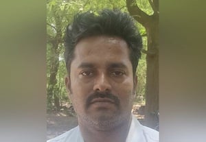  சிதிலமடைந்த ரேஷன் கடையால் அச்சத்தில் சுந்தரராஜபுரம் மக்கள்