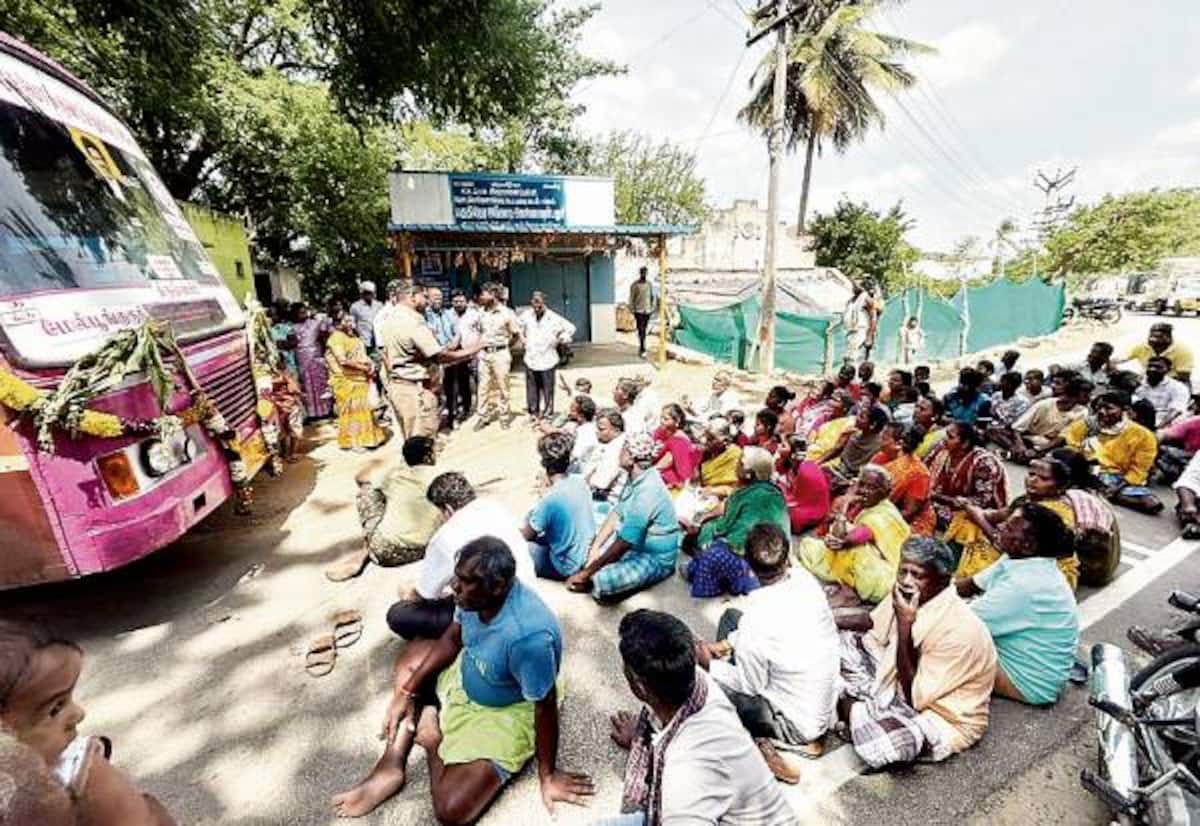 பள்ளி நேரத்திற்கு பஸ்சை இயக்காததால் கிராம மக்கள் சாலை மறியல் போராட்டம்