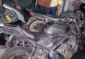போக்குவரத்து நிறைந்த சாலையில் திட்டமிட்டு பைக் ரேஸ்...அட்ராசிட்டி! :  அரும்பாக்கத்தில் குழந்தையுடன் விழுந்து தம்பதி காயம்