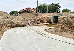 சுரங்க பாலத்துக்கு அணுகு சாலை