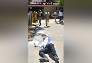  வழக்கறிஞர் தரையில் உருண்டு தர்ணா