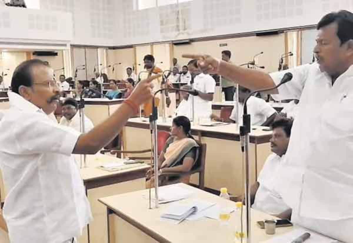 மாநகராட்சி கூட்டத்தில் வழக்கம்போல் காரசா-ரம் - வாக்குவாதம் 'சொத்து வரி குறைப்பு தொடர்பாக எந்த அறி-விப்பும் இல்லை'