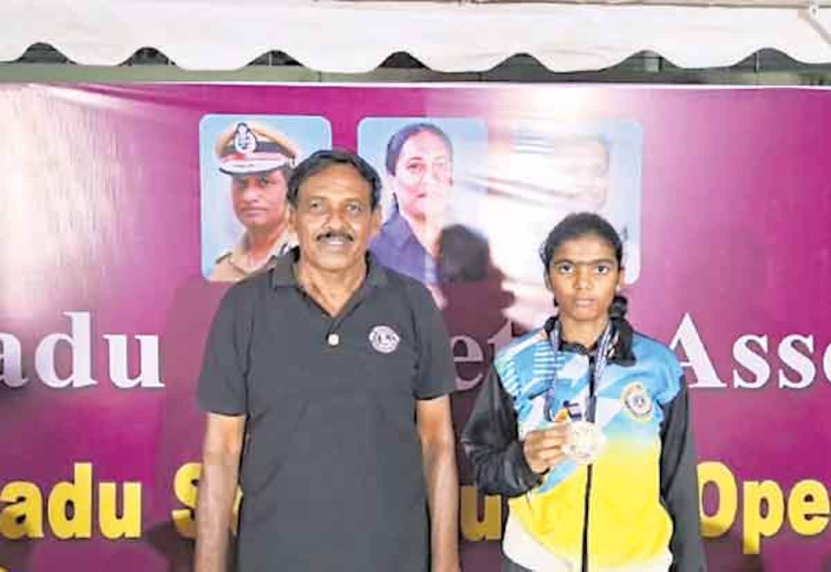 ஈரோடு மாணவிக்கு தங்கப்பதக்கம்