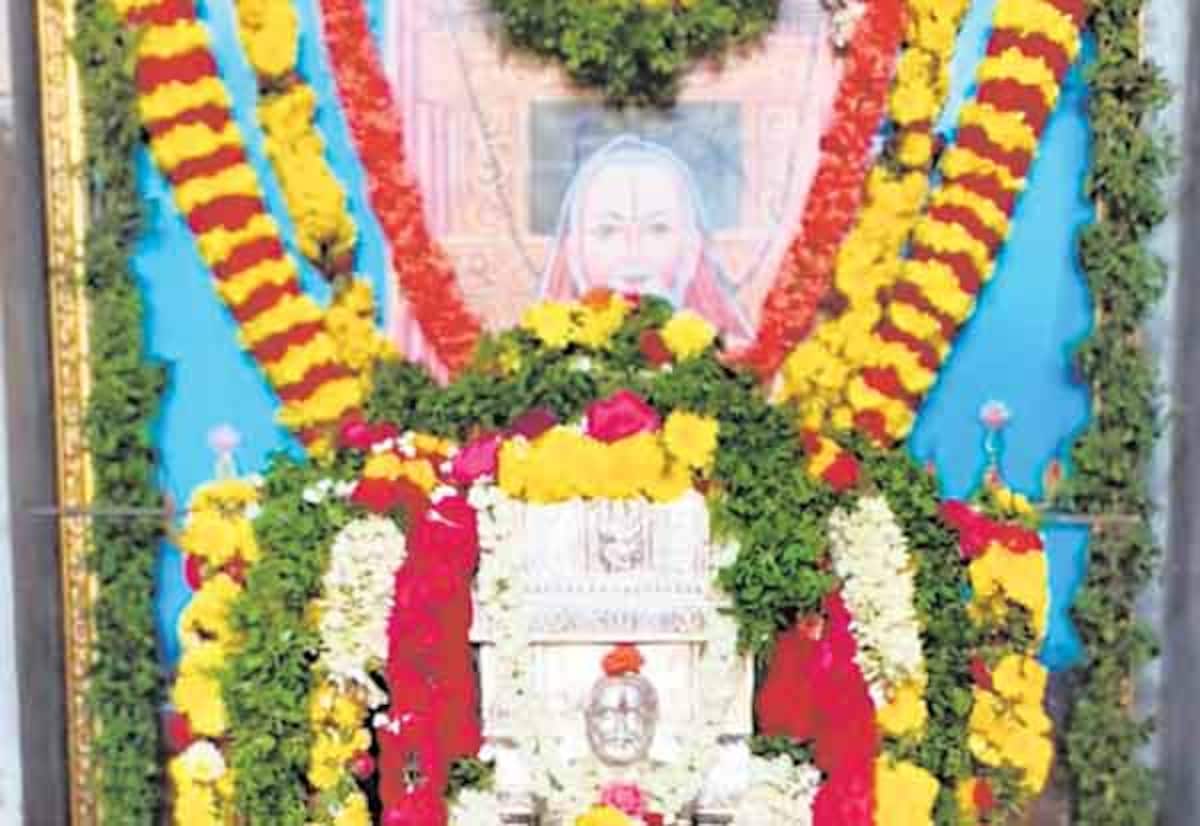 ராகவேந்திர சுவாமிக்கு லட்சார்ச்சனை