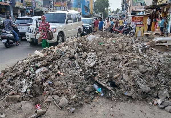  வடிகால் அடைப்பை அள்ளி எடுத்து சாலையில் குவித்த பலே பேரூராட்சி