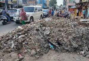  வடிகால் அடைப்பை அள்ளி எடுத்து சாலையில் குவித்த பலே பேரூராட்சி