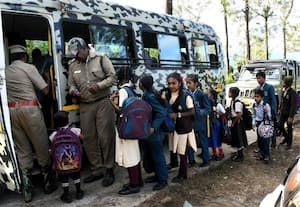  லாரஸ்டன் பகுதியில் பிடிப்படாத ஆட்கொல்லி புலி; வனத்துறை வாகனத்தில் பள்ளி செல்லும் மாணவர்கள்
