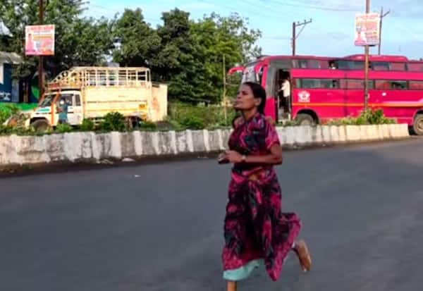 மகள்களின் கல்விக்காக வெறும் காலில் மாரத்தான் ஓடிய 47 வயது பெண்: முதல் பரிசாக ரூ. 3 ஆயிரம் வென்றார்