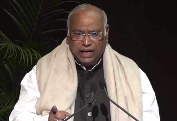 பொய் சொல்கிறார்!