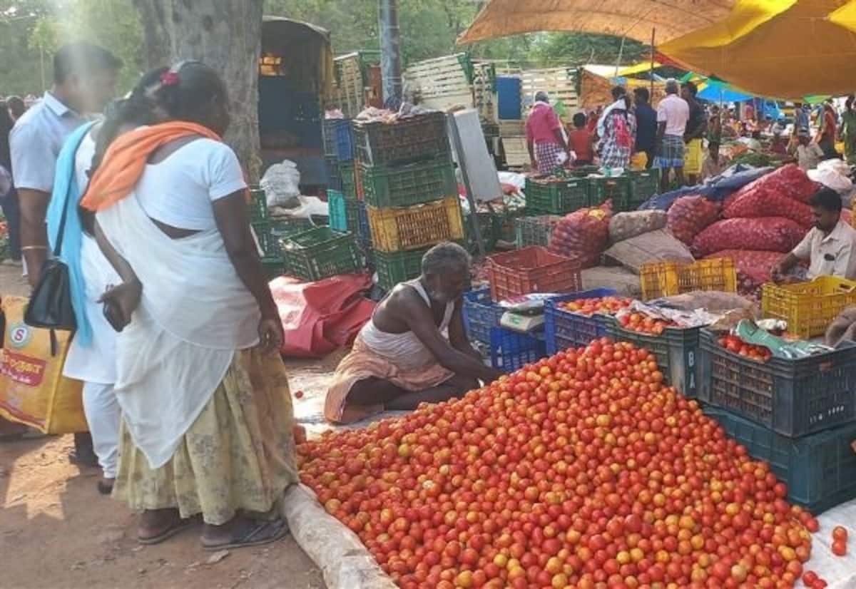 மதகடிப்பட்டு வார சந்தையை ரூ.4 கோடியில் மேம்படுத்த திட்டம்