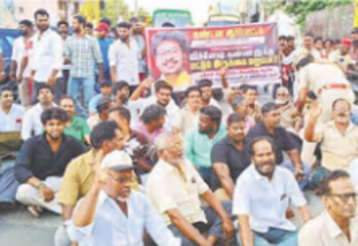 போஸ்டர் செய்தி மீன் வளத்துறை நிகழ்ச்சியில் எம்.எல்.ஏ., வெளி நடப்பால் பரபரப்பு
