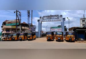  அரசு கல்லுாரி முன்பாக ஆட்டோக்களால் இடையூறு