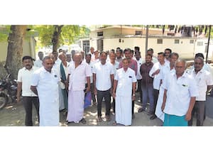 பாசன வாய்க்காலில் தண்ணீர் திறக்க வலியுறுத்தி குவிந்த விவசாயிகள்
