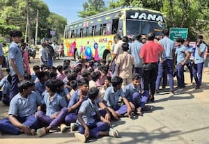  ஆக்கிரமிப்பை அகற்ற கோரி மாணவர்கள் சாலை மறியல்