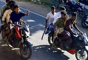 கீழடியில் இயந்திர ஆப்பரேட்டர் கொலை கத்தியுடன் டூவீலரில் வந்த கும்பல்