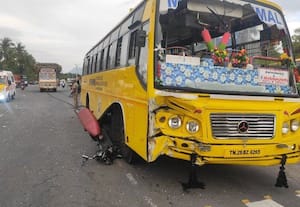  கல்லுாரி பஸ் மோதியதில் 4 மாணவியர் உயிரிழப்பு