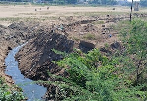  வைகை ஆற்றில் கழிவு நீர் செல்ல ஆபத்தான பள்ளம்