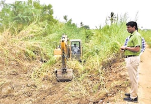 காவிரி பாசன வாய்க்கால் துார்வாரும் பணியை ஆய்வு செய்த கலெக்டர்