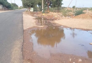 குடிநீர் குழாய் பழுதாகி வீணாகி சென்ற தண்ணீர்
