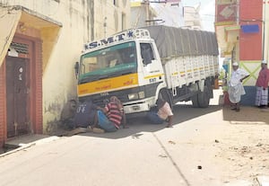 கனரக வாகனம் கால்வாயில் இறங்கியதால் பாதிப்பு